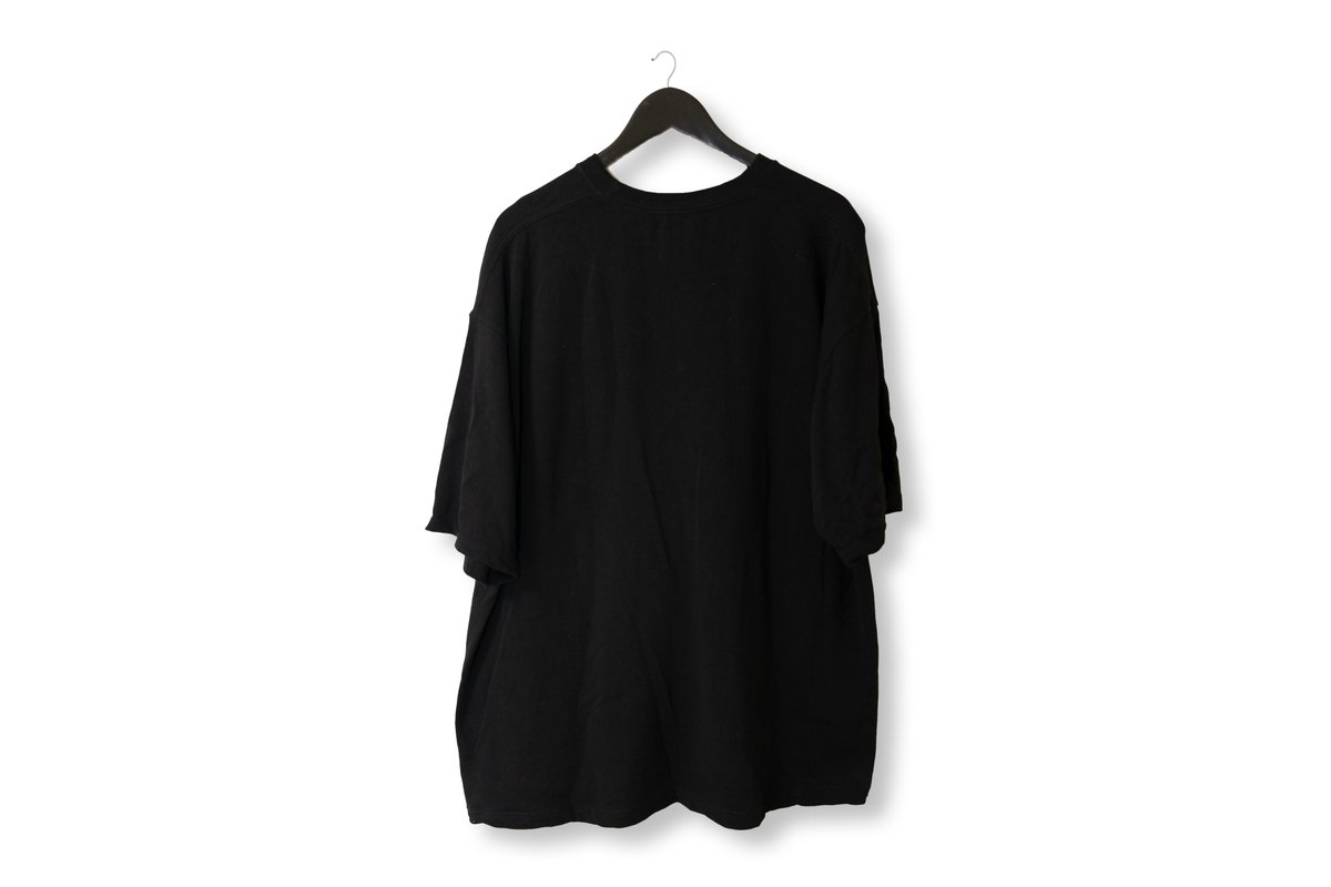 IPAT_JPN's tweet photo. 【404 not found C-TEE/S.S】
極厚で仕立てハリのあるオープンエンド双糸で編み立てておりシルエットはビッグシルエットなボディはドレープ感もある一枚。
【404 not found] すでに存在しないを意味するHTTPステータスコードをメッセージと共にデザインに落とし込んだ一枚。
https://t.co/Ofc1bIG1iB https://t.co/eRGdMEtYFE