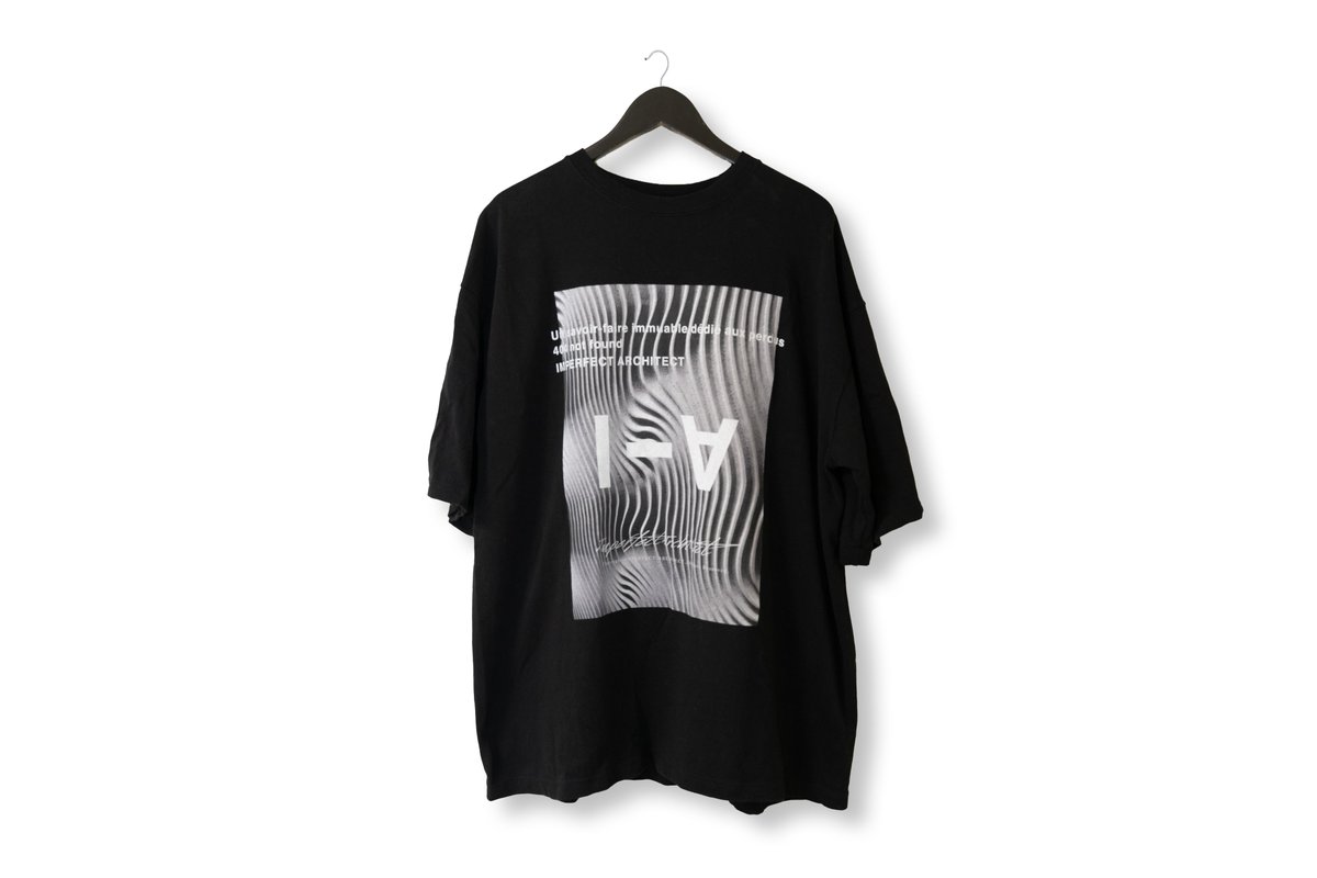 IPAT_JPN's tweet photo. 【404 not found C-TEE/S.S】
極厚で仕立てハリのあるオープンエンド双糸で編み立てておりシルエットはビッグシルエットなボディはドレープ感もある一枚。
【404 not found] すでに存在しないを意味するHTTPステータスコードをメッセージと共にデザインに落とし込んだ一枚。
https://t.co/Ofc1bIG1iB https://t.co/eRGdMEtYFE