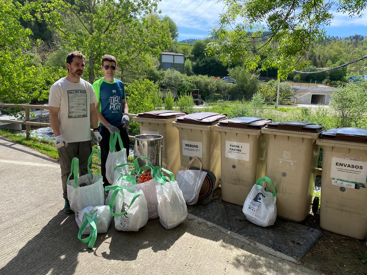 ConsorciTer's tweet photo. Una vintena de persones s’han sumat a l’acció de neteja de l’entorn natural de Ripoll organitzada entre el @CCRipolles, el @CERipoll i el @ConsorciTer. Han netejat el camí ral entre #Ripoll i #Campdevànol, així com diversos trams urbans dels rius #Ter i #Freser. #letscleanupday https://t.co/iQqzjJOZYk
