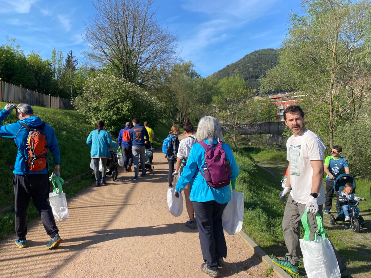 ConsorciTer's tweet photo. Una vintena de persones s’han sumat a l’acció de neteja de l’entorn natural de Ripoll organitzada entre el @CCRipolles, el @CERipoll i el @ConsorciTer. Han netejat el camí ral entre #Ripoll i #Campdevànol, així com diversos trams urbans dels rius #Ter i #Freser. #letscleanupday https://t.co/iQqzjJOZYk