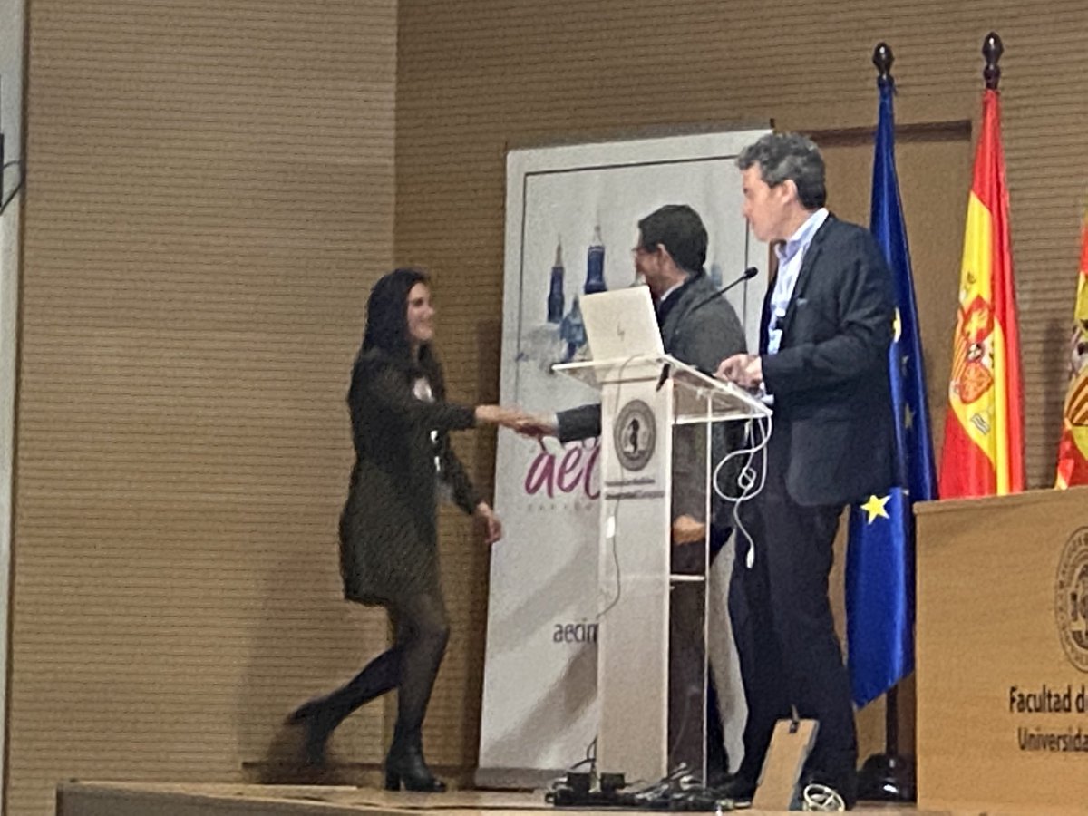 Muchas Felicidades a nuestra Residente <a href="/c_lopezfdez/">Cristina López Fernández</a> del CHUIMI q acaba de recibir el premio al mejor vídeo en el X Congreso de AECIMA titulado “sarcoma pleomorfico de mama, recontruccion con prótesis de titanio”@AECIMA