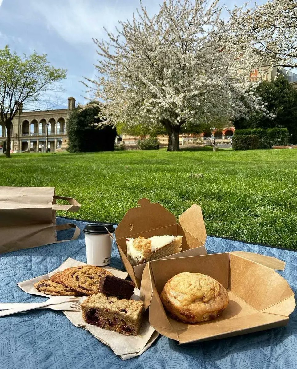 LuminaryBakery's tweet photo. Gorgeous snap from @uk_adventurer_kiera of their all-Luminary picnic 💕
#socialenterprise #socent #empoweringwomen #luminarybakery #luminarycake #vscobake #foodphotography #deliciousfood #buzzfeedfood #huffpostfood #buzzfeast #choosecake #cakecakecake #picinc #londonpicnic https://t.co/UEdnNYE4jJ