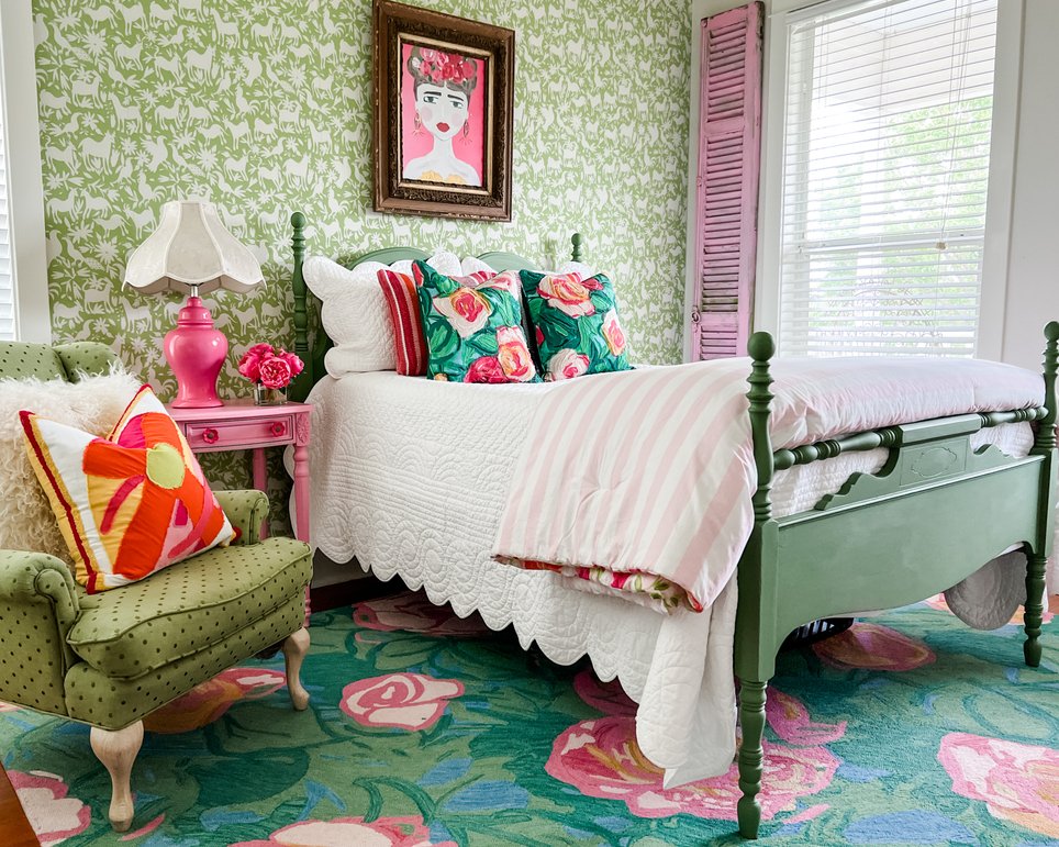ChairWhimsy's tweet photo. Did you see my reel from yesterday of this cute bedroom?  There are so many things about it and I can't pick just one favorite.  But that rug from @annieselke by @kitkempdesignthread is to die for!  What do you love most?

#chairwhimsy #thechairstylist #chairlove #chairs #bhgcel https://t.co/z9OotAlZje