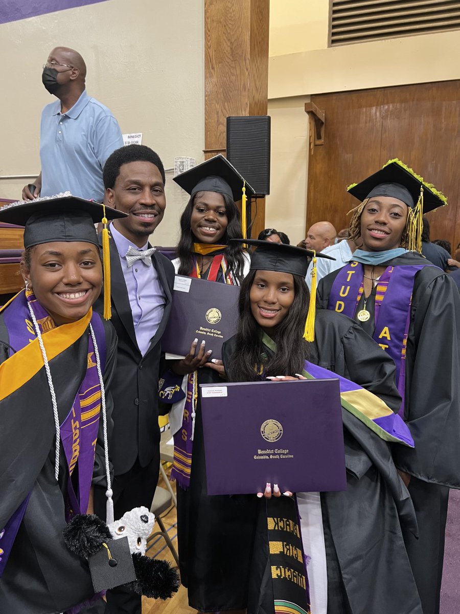 BenedictWBB's tweet photo. Congratulations to our #CollegeGraduates #StudentAthletes #LadyTigers #TheBESTofBC 
🎓🏆📚🏀 
@BeyAyanna @Baller_YaYa @RaevinK00 https://t.co/Hg7mhjTihD