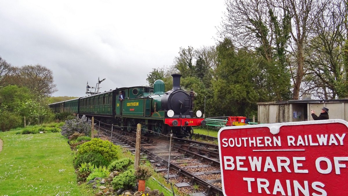 MattwicksBMR's tweet photo. A heritage day at the Isle of Wight Steam Railway on Sunday... Hopefully nice weather π.
W24 and w11 in service.
For me working all weekend.. And not much sleep.
#Heritage #IWSR #History #Havenstreet #Wootton #Smallbrook #Goods #Passenger #Calbourne #Newport #w24 #w11 https://t.co/Qot2dTpVLL
