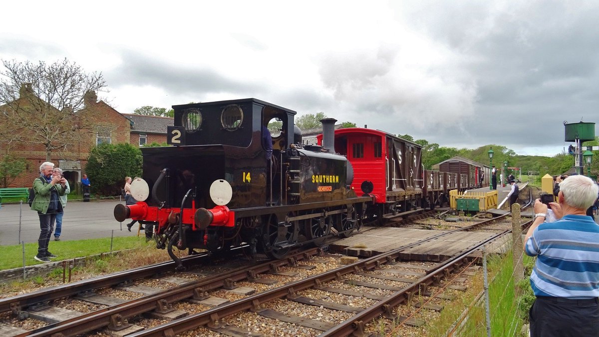 MattwicksBMR's tweet photo. A heritage day at the Isle of Wight Steam Railway on Sunday... Hopefully nice weather π.
W24 and w11 in service.
For me working all weekend.. And not much sleep.
#Heritage #IWSR #History #Havenstreet #Wootton #Smallbrook #Goods #Passenger #Calbourne #Newport #w24 #w11 https://t.co/Qot2dTpVLL