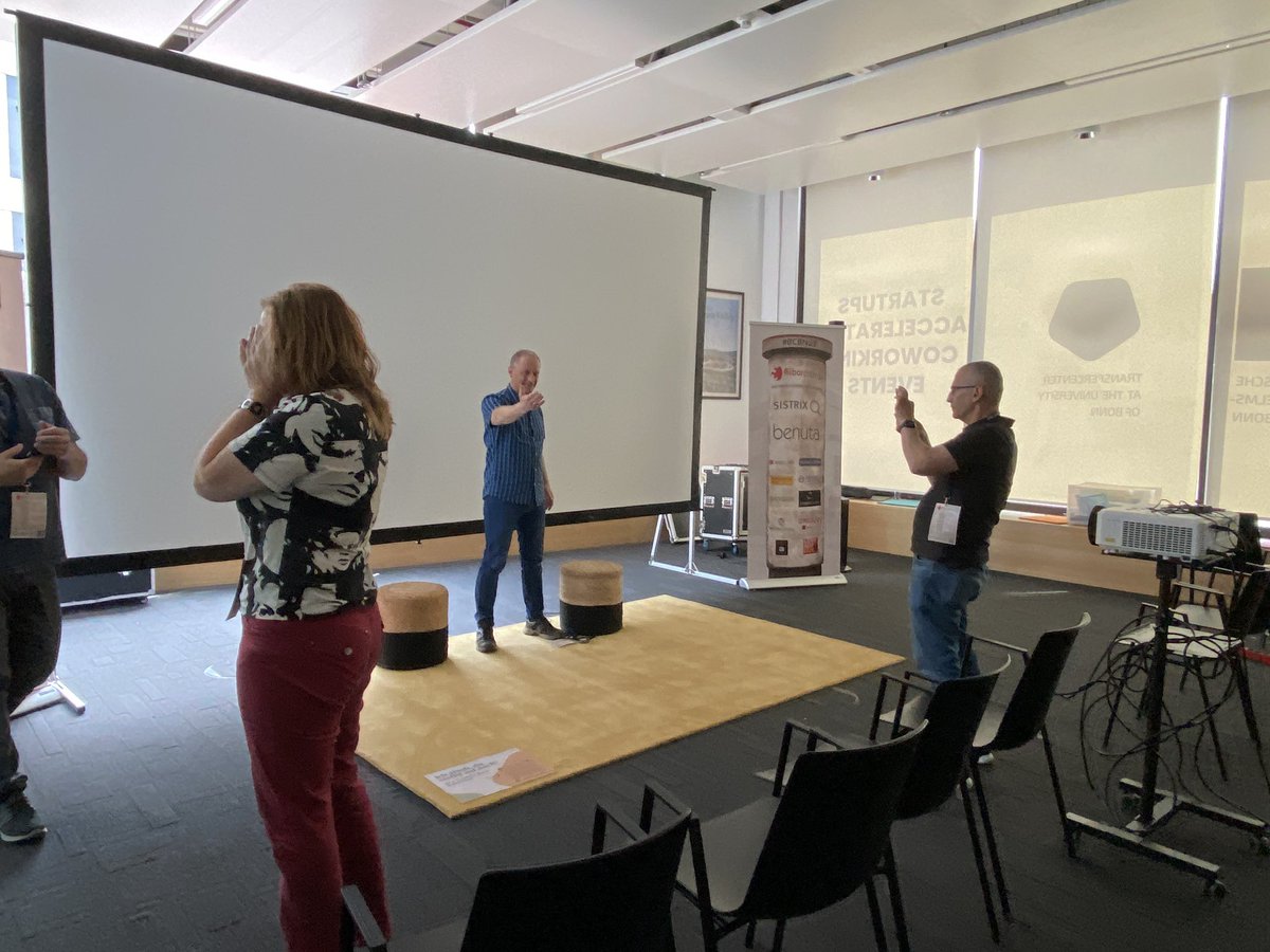 eayr32's tweet photo. @BarCampBonn super #Experiment Stille #Fotografie #BCBN22 Coole Fotos und jede Menge Spaß mit Achim https://t.co/QAXHyXgnMW