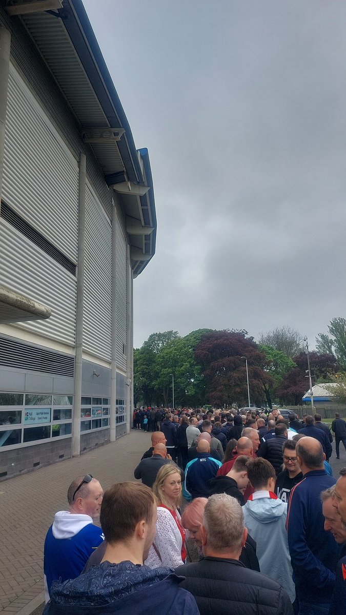 SamBrooke16's tweet photo. 5 mins before kick off, what are you playing at #nffc https://t.co/OvKnE0y2UK