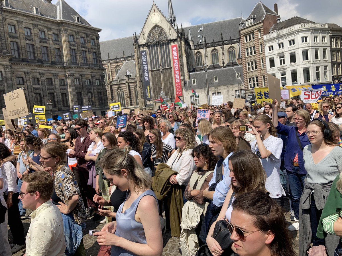 Recht op toegang tot #veilige #abortus wereldwijd en recht op #zelfbeschikking! Ook in t Europese recht zou dit als #grondrecht opgenomen moeten worden! Vandaag veel solidariteit met duizenden deelnemers op de Dam! #Mybodymychoice <a href="/SheDecidesGFI/">SheDecides</a>