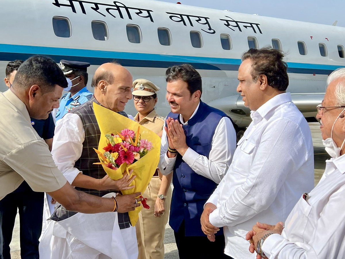 Dev_Fadnavis's tweet photo. Received and greeted Hon Raksha Mantri Shri @rajnathsingh ji at Mumbai Airport with MLA @ShelarAshish &amp; colleagues.
#Mumbai https://t.co/VNhud89fpN