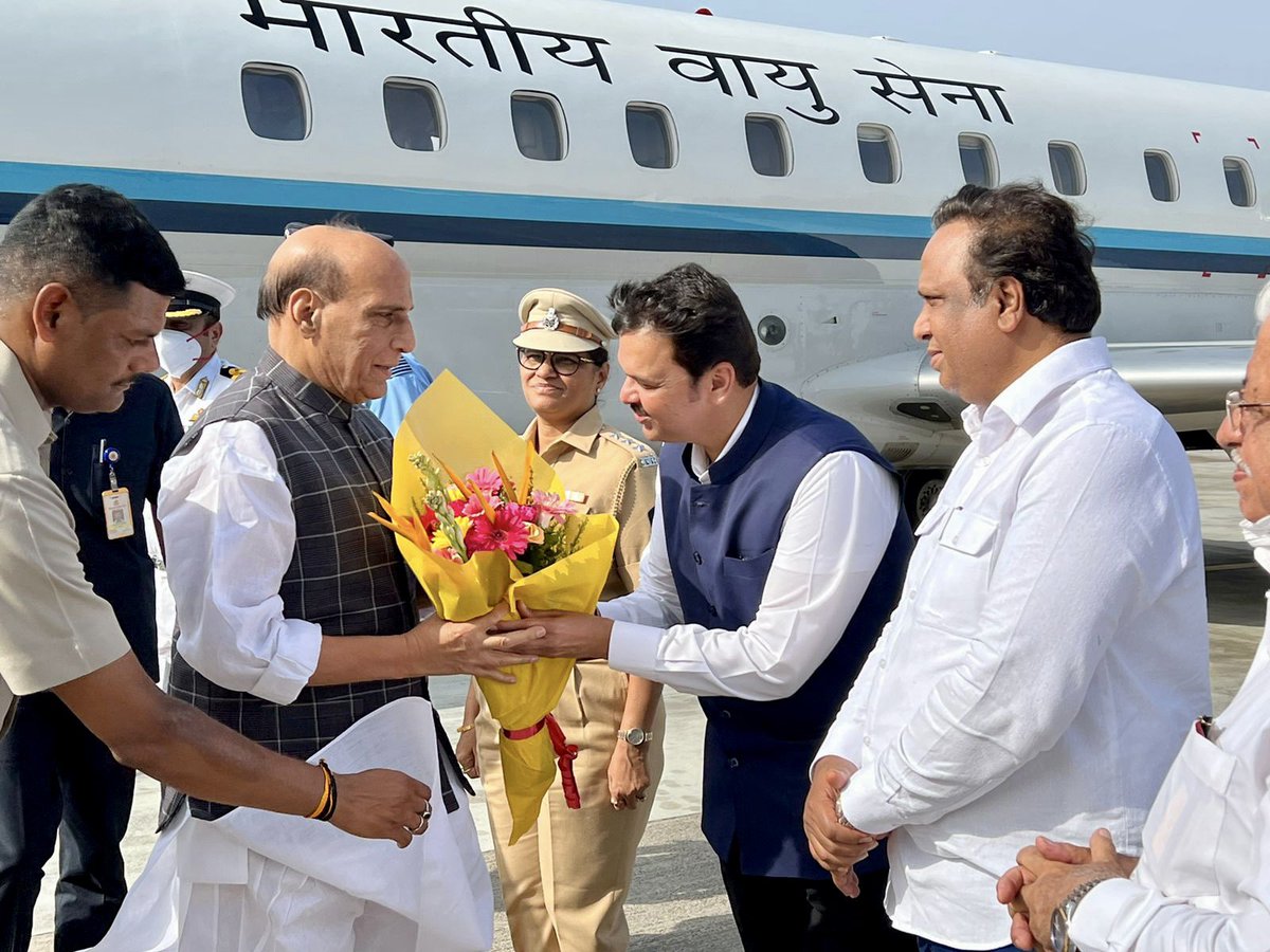 Dev_Fadnavis's tweet photo. Received and greeted Hon Raksha Mantri Shri @rajnathsingh ji at Mumbai Airport with MLA @ShelarAshish &amp; colleagues.
#Mumbai https://t.co/VNhud89fpN