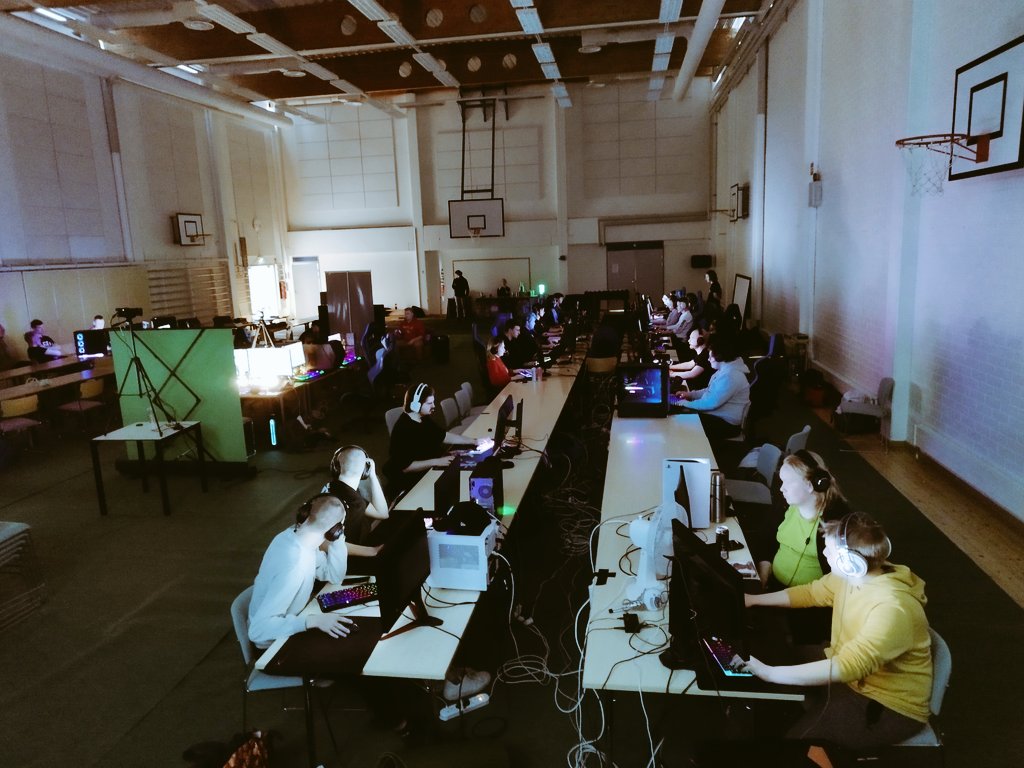 kamk_gg's tweet photo. umm, so mr. social media man has been busy with setting up the event BUT #KAMKGameFest2022 began (a few hours ago) and is now LIVE on https://t.co/YtZ5crTZ20 with the CS:GO 2v2 Wingman Tournament! 💥 https://t.co/pEqOICOSL7
