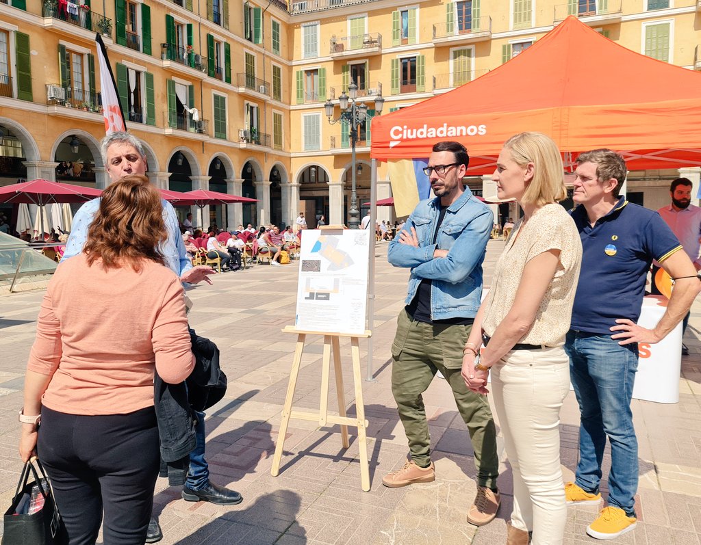 Cs__Mallorca's tweet photo. 🤗 Muchas gracias a todos los afiliados, vecinos y comerciantes que os habéis acercado a conocer nuestro proyecto para la #PlazaMayor y sus galerías comerciales.

🍊 Seguiremos exponiendo nuestras propuestas #liberales para mejorar #Palma y conocer vuestras impresiones. https://t.co/mM3q5T1Lvi