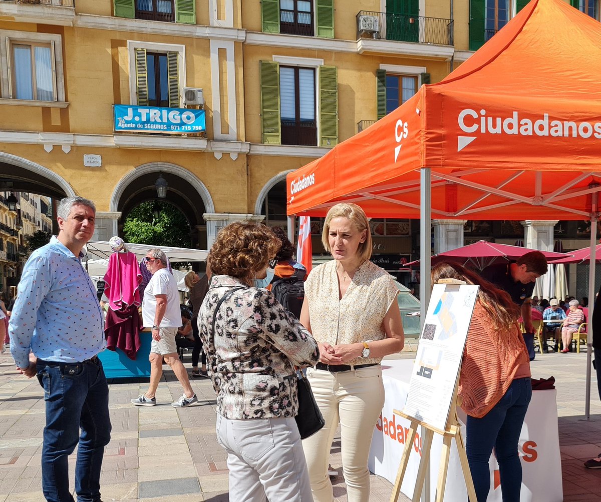 Cs__Mallorca's tweet photo. 🤗 Muchas gracias a todos los afiliados, vecinos y comerciantes que os habéis acercado a conocer nuestro proyecto para la #PlazaMayor y sus galerías comerciales.

🍊 Seguiremos exponiendo nuestras propuestas #liberales para mejorar #Palma y conocer vuestras impresiones. https://t.co/mM3q5T1Lvi