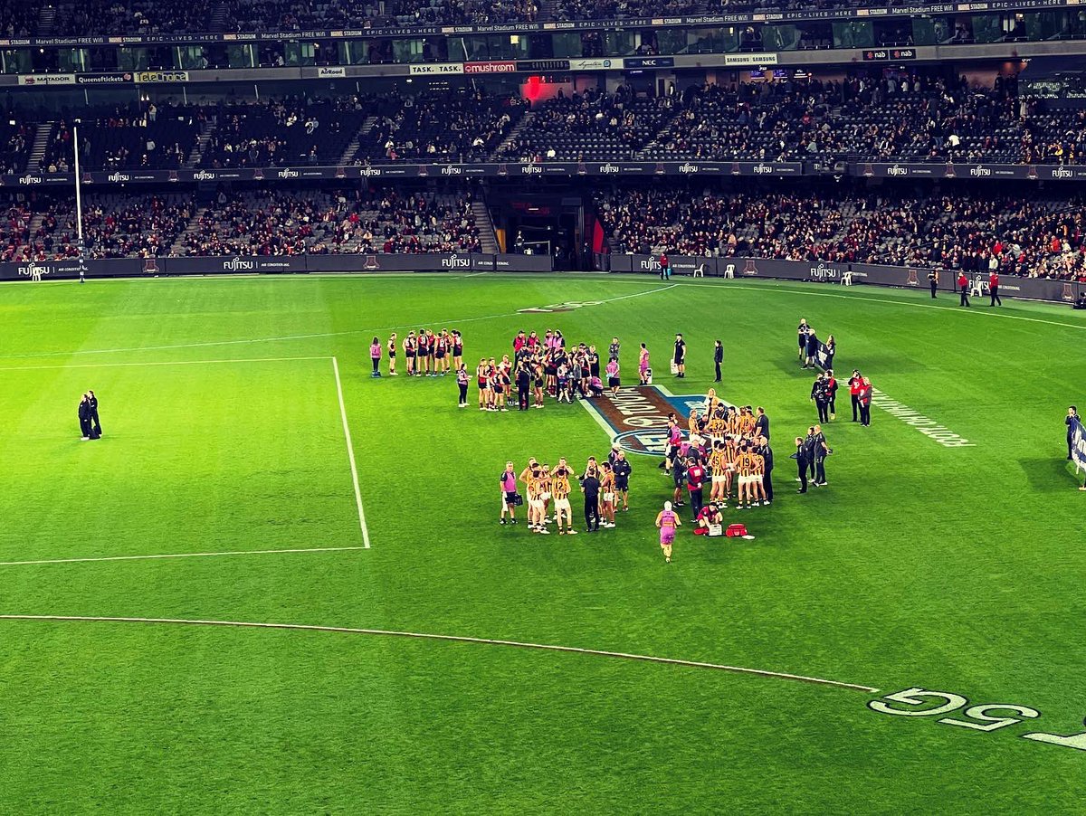 Fallen_Rose_Xo's tweet photo. Let’s do this Bombers!!!! @ScottHayes15 @essendonfc #footy #footyisback #Essendon #GoBombers #GoEssendon #bombers #afl #AFLDonsHawks https://t.co/jMTLxeM90b