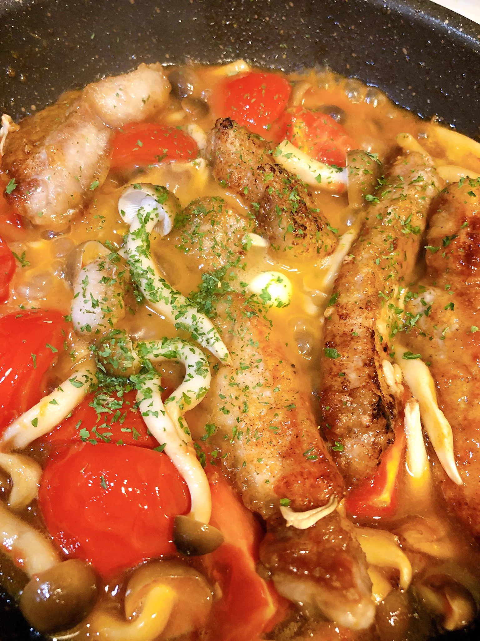 はーい作りましたー🙋🏻‍♀️
余ってたミディトマト、しめじを入れて。トマトがつぶれて旨みがでたコクうまソースが最高。
パンでお皿ぬぐってピカピカに完食！  