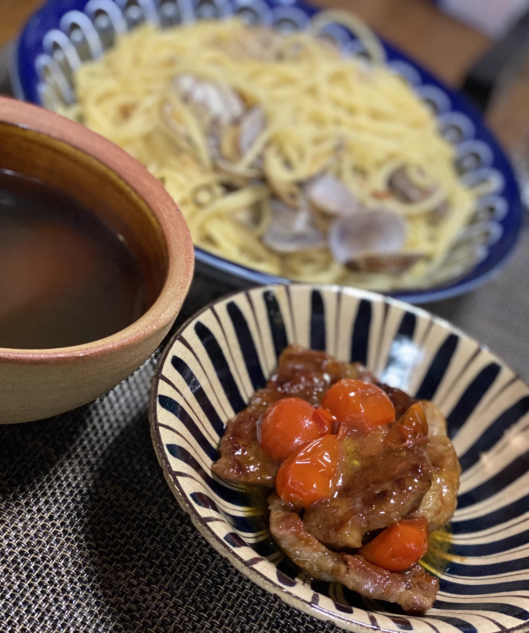 フォカッチャがなくて、ボンゴレとANAのスープで。
夜便を撮影に行こうかと話してたけど、もう夫と晩酌しちゃいました。山本ゆりさん @syunkon0507 のポークソテーツマミにもいいです！
美味しかったです〜😆👍👍  