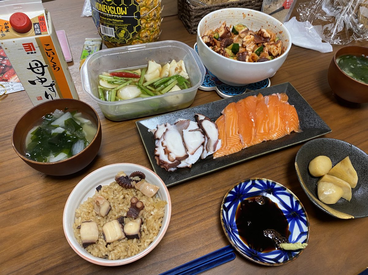 jrm4136's tweet photo. 2022/05/07の　#夕食　#タコめし　#真蛸と銀鮭の刺身　#蛸キムチ　#ワカメと新玉ねぎの味噌汁　#里芋の煮物 https://t.co/MBoYr8Dvme