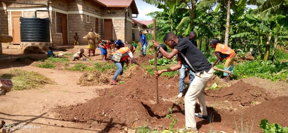MutenderiV's tweet photo. None bwana @JeanRutsinga Focal point wa @MutenderiV yifatanyije na @MutenderiV mu muganda wo kubaka imirima y' igikoni muri #modal_Village iherereye mu mudugudu wa #Agatonde akagali #mutenderi muri @Mutenderi_Sect
@NgomaYouth @RwandaYouthVol1 @RwandaLocalGov @LODARwanda https://t.co/IjMvQBq2f1