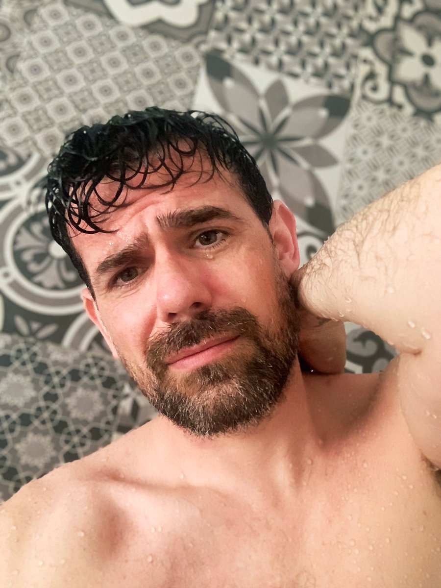 ILoveYoSo's tweet photo. L’instant douche pour choper des followers et passer devant le twittos qui me nargue en dm https://t.co/KYMuKuklEb