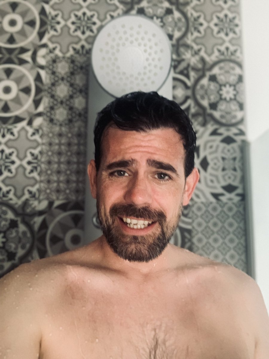 ILoveYoSo's tweet photo. L’instant douche pour choper des followers et passer devant le twittos qui me nargue en dm https://t.co/KYMuKuklEb