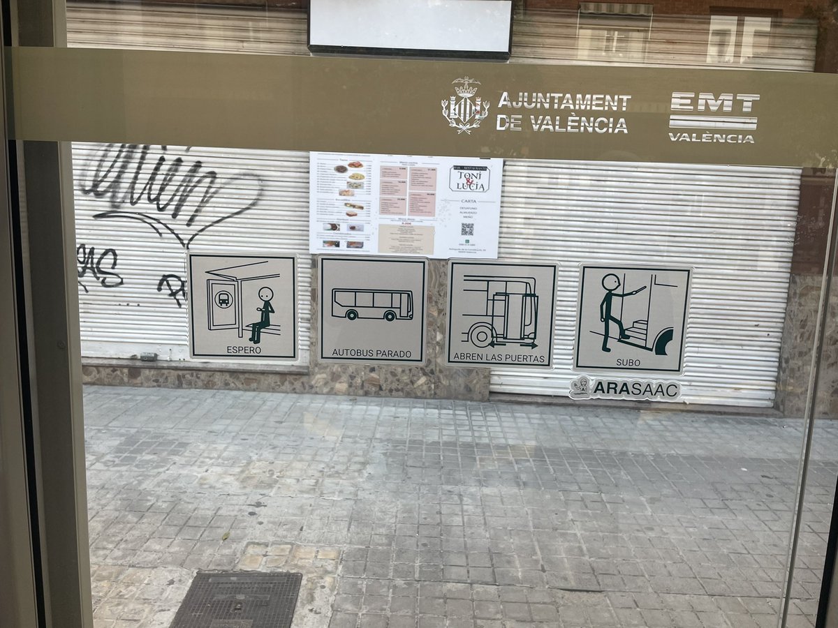 AitanaRoUV's tweet photo. Esta mañana he ido a coger el bus para ir a trabajar, y me he dado cuenta de una cosa muy chula que han puesto en todas las paradas de bus de Valencia👏 #uv_rtl22 

Me parece una cosa súper top!!🙌🏻 https://t.co/4irTedmObN