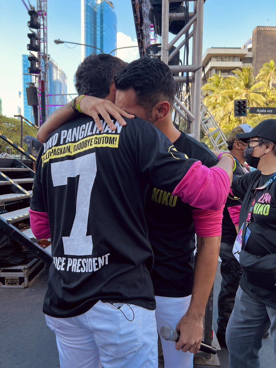 GerryCacanindin's tweet photo. Take a bow, Gab Valenciano. You did well. Maraming, maraming salamat. Ipanalo natin ang Pilipinas! #MakatiIsPink #PilipinasIsPink https://t.co/wq1q2OkPwj