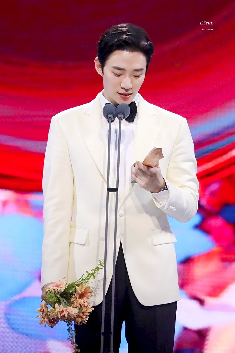 125cut's tweet photo. 220506 백상예술대상
정말 정말 축하해💛💐

#준호 #이준호 #JUNHO https://t.co/z5HyktjlS6
