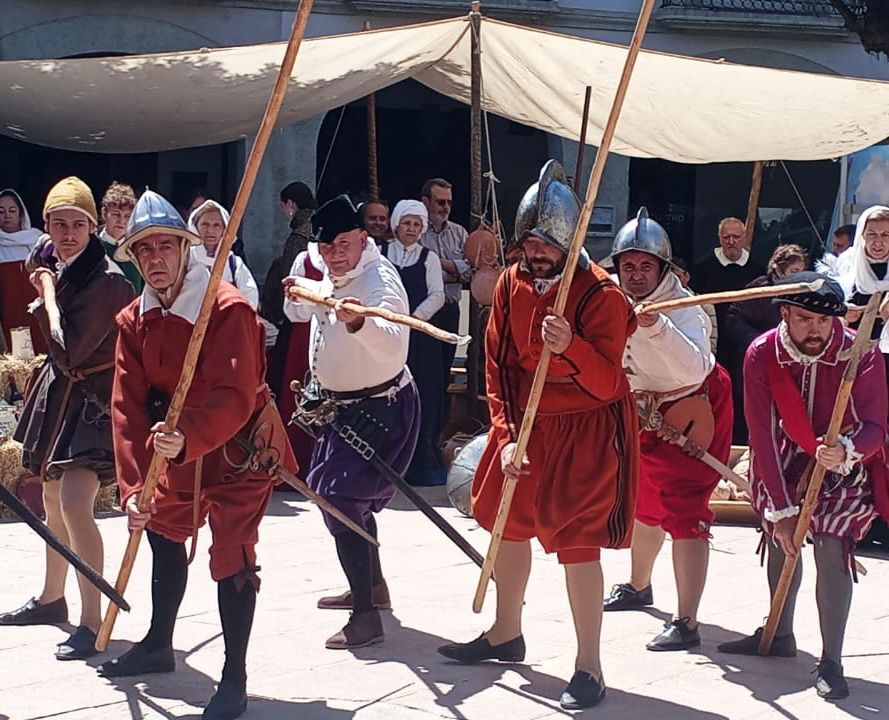 carmen_aguila_'s tweet photo. Está mañana en la plaza Vieja de #Almería con las recreaciones históricas de #Fiñana, #Padules #Terque y #Tahal.
Enhorabuena a sus alcaldes y alcaldesa ❤️
@DipAlmeriaPsoe https://t.co/lWYkG7nnna