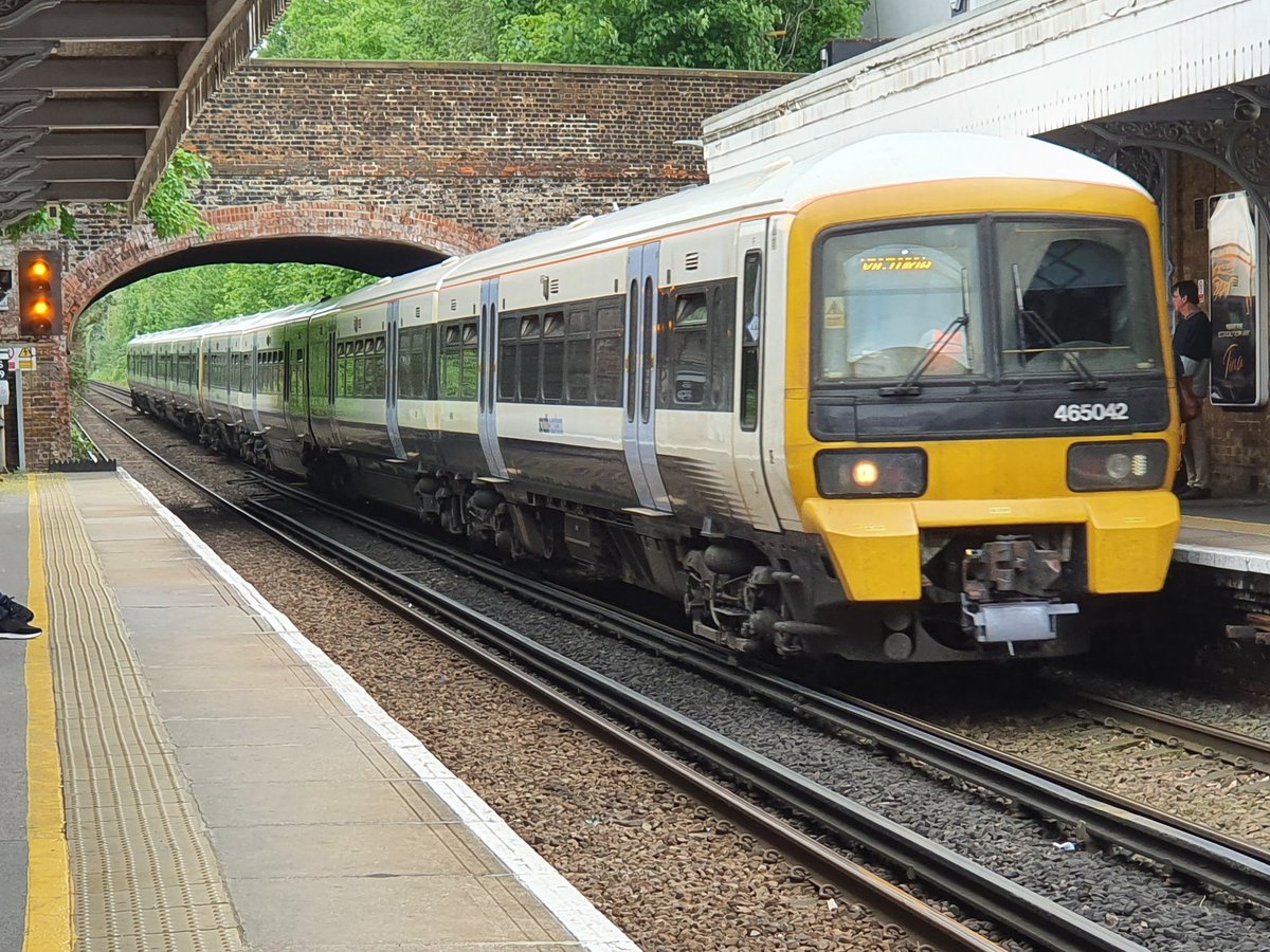 JamesTGlossop's tweet image. Southeastern 465042 and 465035 arriving into Beckenham Junction Station on the 12:40 to London Victoria. (07/05/2022) #class465 #BeckenhamJunction #trains @JedKendray @303032_trains