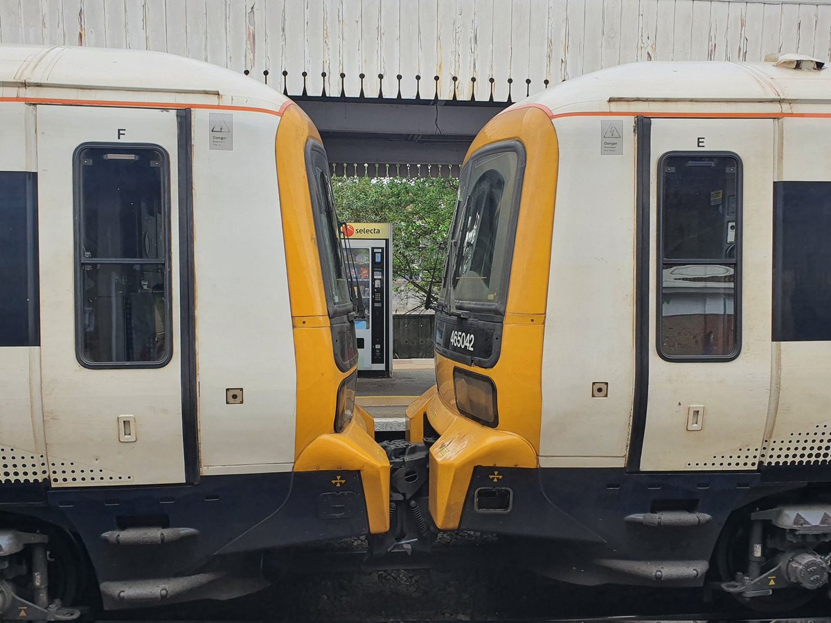 JamesTGlossop's tweet image. We wanna be together...2 Class 465s seen paired together at Beckenham Junction Station. 465042 + 465035 (07/05/2022) #BeckenhamJunction #class465 @JedKendray @303032_trains