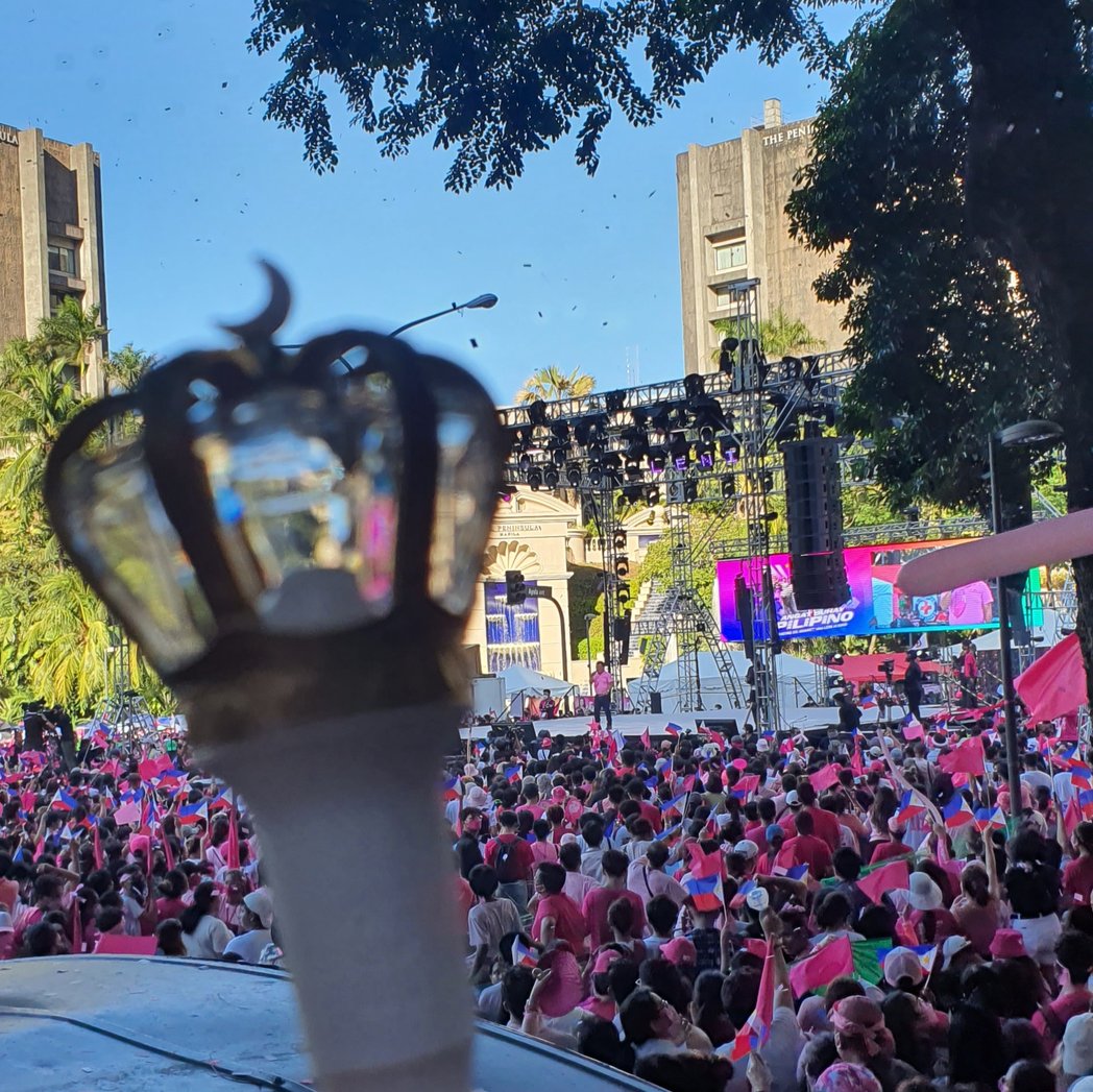 moonbit24's tweet photo. Bayan muna, we'll stream when we get home ππΈ @KPOPSTANS4LENI #MakatiIsPink #orbitsforleni https://t.co/JssAPKkccW