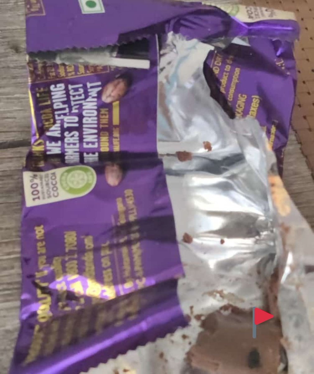 UmangDaga93's tweet photo. See what my friend finds while having his last bite of his favourite trusted brand   @DairyMilkIn 
#QualityCheck? 
He Saw a 🐞🤬🤬🤬😡. 
#Trustbroken 
 @fssai @jaagograhakjago @MOFPI_GOI 
Request you to take some quick action 
#MediaSupport
@aajtak @TOIIndiaNews https://t.co/JUOK7Bx1RO