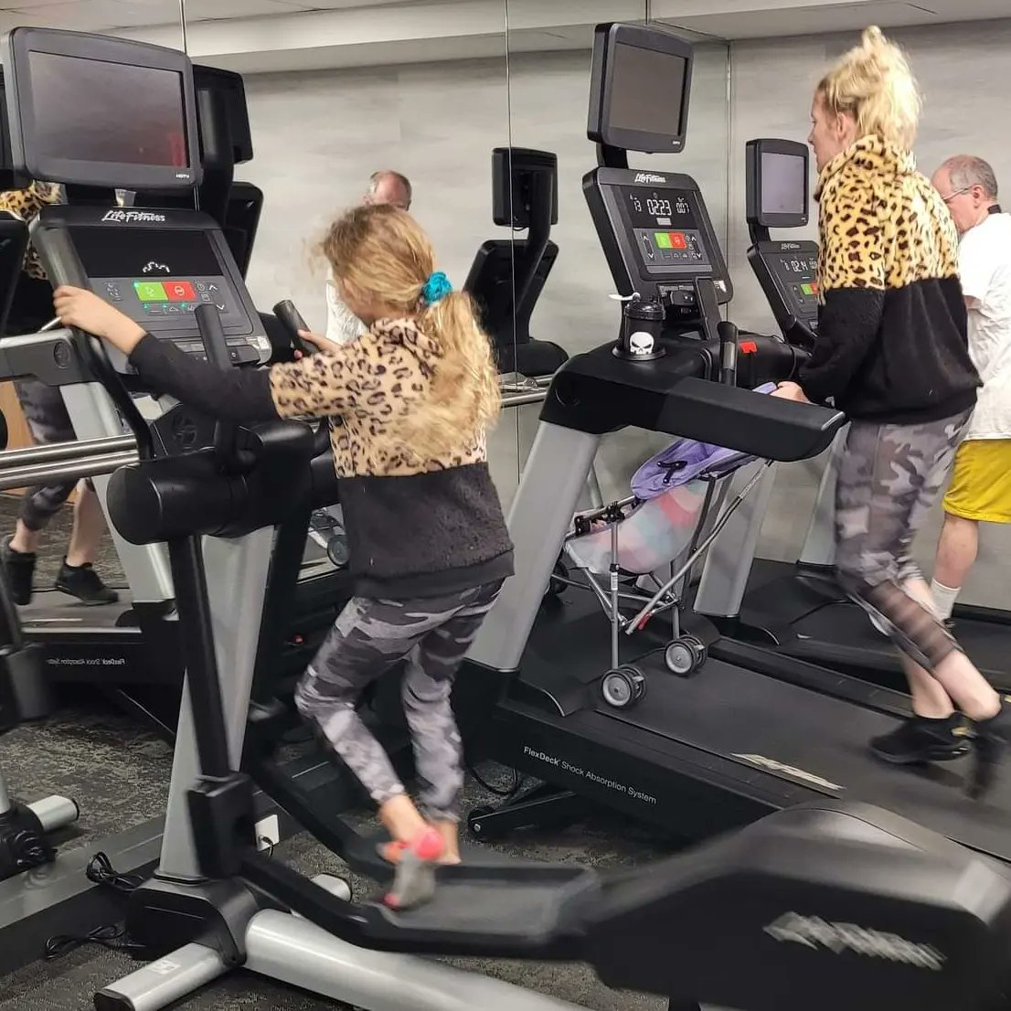 LimitlessMacey's tweet photo. Don't let this world make U feel like U can't do it. Chase UR dreams, show UR kids what's possible, &amp; know what U R capable of. TY @WWE for this opportunity. To not only raise my babies but kick @$$ while I do so. This journey has been incredible. It's only just beginning.👊💪❤️ https://t.co/FKYJFyLF34