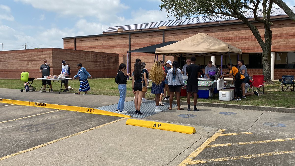 We are having a great time at the amDJH crawfish boil! Thanks to Sam Rose, Dolly Sanchez, Lynn Hensley and the other parents that are here working hard to serve the band students of <a href="/MDJH_Panthers/">McDonald Junior High School</a>