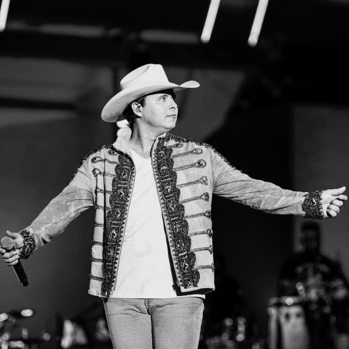 VSertanejo's tweet photo. Infelizmente foi confirmado, o cantor Aleksandro que faz dupla com Conrado está entre as vítimas fatais do acidente com o ônibus da dupla.

Meus sentimentos a família e amigos, que ele descanse em paz 😔💔 https://t.co/pSsylS7bEf
