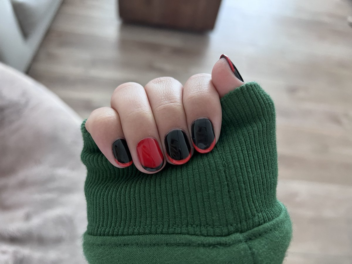 TapLHarV's tweet photo. birthday nail check 💅 https://t.co/W2R6EfdC2u