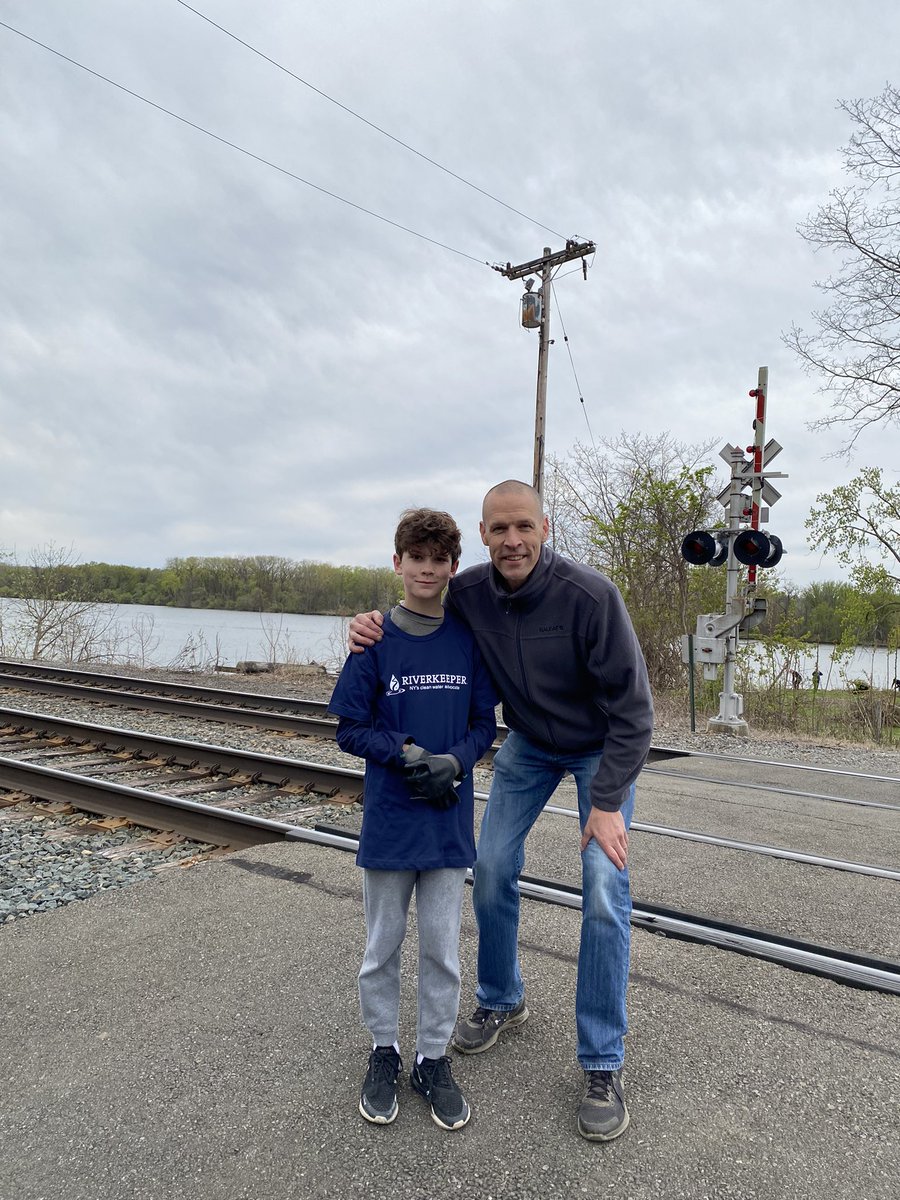 clearviewpkg's tweet photo. Riverkeeper Sweep May 7th 2022.  60 plus project locations from NYC to the Adirondacks, over 1000 volunteers to help clean up the Hudson River and the surrounding waterways.  We were happy to help at the Castleton waterfront.  Beautiful view. #RiverkeeperSweep #circulareconomy https://t.co/HTOBbYVVvD