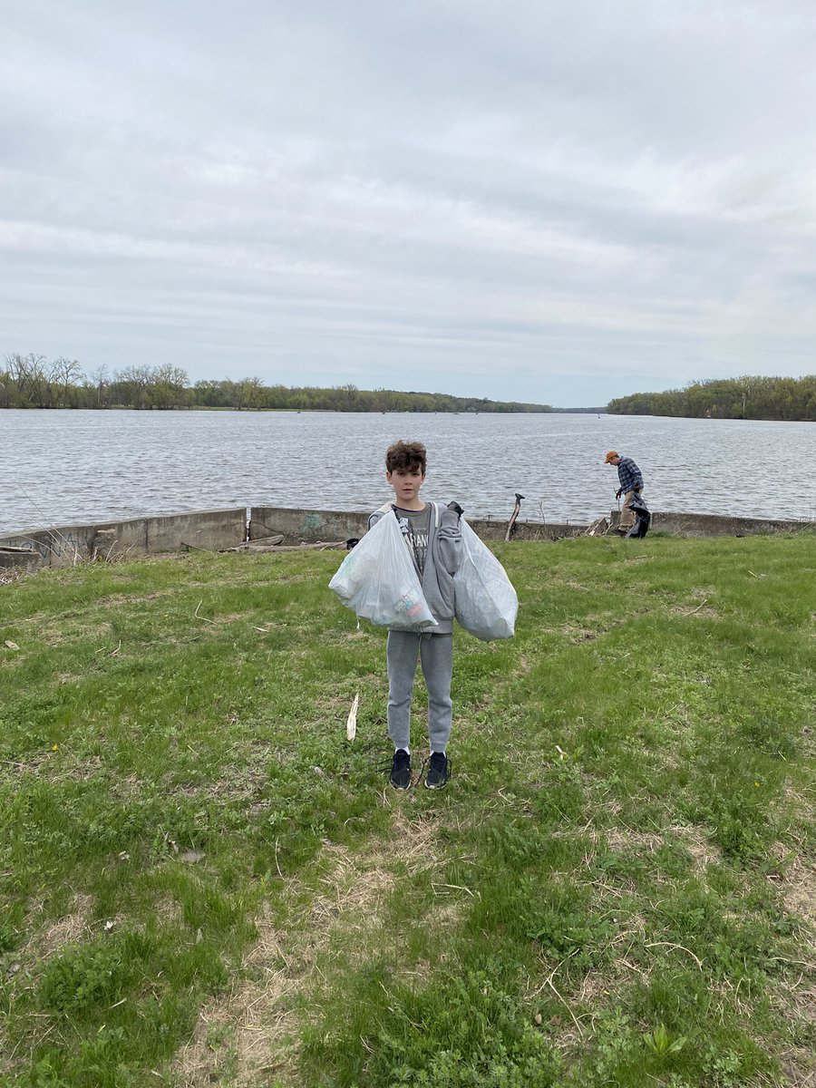 clearviewpkg's tweet photo. Riverkeeper Sweep May 7th 2022.  60 plus project locations from NYC to the Adirondacks, over 1000 volunteers to help clean up the Hudson River and the surrounding waterways.  We were happy to help at the Castleton waterfront.  Beautiful view. #RiverkeeperSweep #circulareconomy https://t.co/HTOBbYVVvD