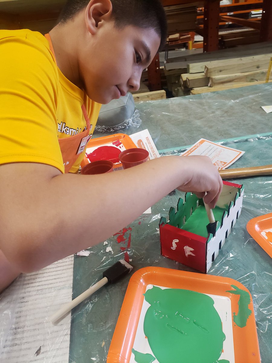 BrendaP0514's tweet photo. Home depot kids workshop! Mothers Day picket fence planter! Love it!😍🥰#blessedtobeamom #creativekid https://t.co/1kEGwJN05i