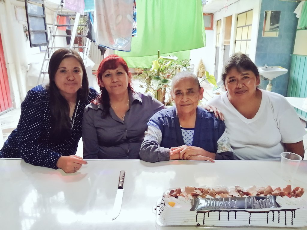 Imnayeon05's tweet photo. #PorAmorAMamá
Buenas tardes Sr. Presidente. Yo desearía que mi mamá sea parte de las mamás que ganen la serenata ya que en Enero falleció mi abuelita materna y ha estado pasando una dolorosa partida. Ella es una gran señora, y muy gentil con todos.@Adolfo_Cerqueda https://t.co/vFUBNwHnJG