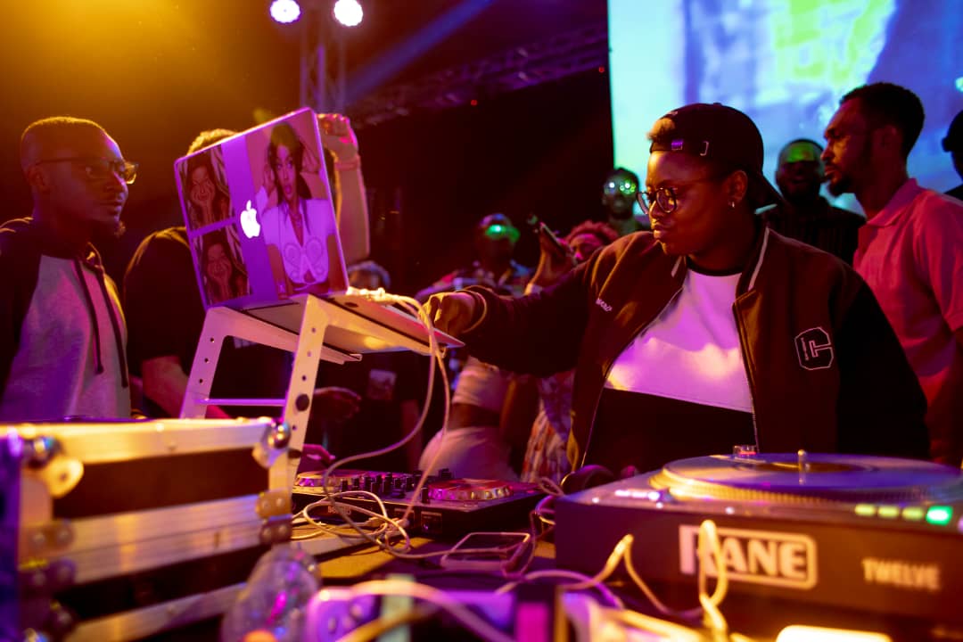 auletch's tweet photo. Quand toi même tu vois les photos de l'événement @BallantinesCM x @boilerroomtv , toi même tu confirmes que @DjessAveiro , @Trae_Chinjong , @kameni237 , @ztraofficial et les autres invités ont mis le feu nan ? Waaaaaah c'était le feu ! @DJLOUDA , quel talent ! cc @ImageNationPR https://t.co/pWe57wF7w1