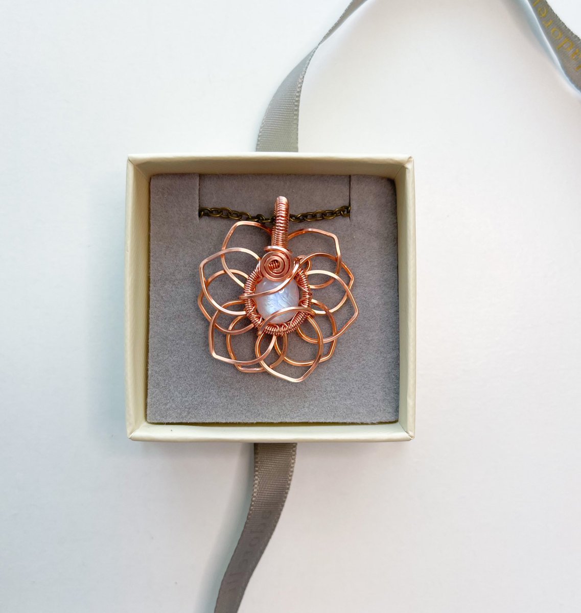 mildhippie's tweet photo. 🌼 APPRECIATION GIVEAWAY 🌼

to enter:
• retweet this post &amp; follow me (@mildhippie)

extra entries:
• tag up to 5 friends below
• follow my ig (mildhippiewraps)

Winner will receive this rainbow moonstone sunflower pendant that I made with my own hands <3 https://t.co/puzoSCegzu