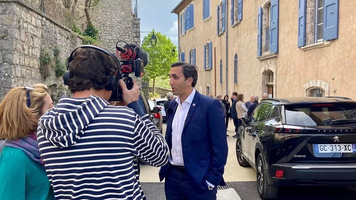 AvecAubert's tweet photo. Hier j’ai lancé ma campagne des #legislative2022 à Sault, avec ma suppléante @CorieDUPAQUIER . Autour d’une centaine de personnes, j’ai défendu mon bilan de combats!
Sous les 🎥 de @LCP , qui filment un documentaire sur l’avenir des LR, j’ai développé ma vision de cette élection. https://t.co/RX34TIELP8