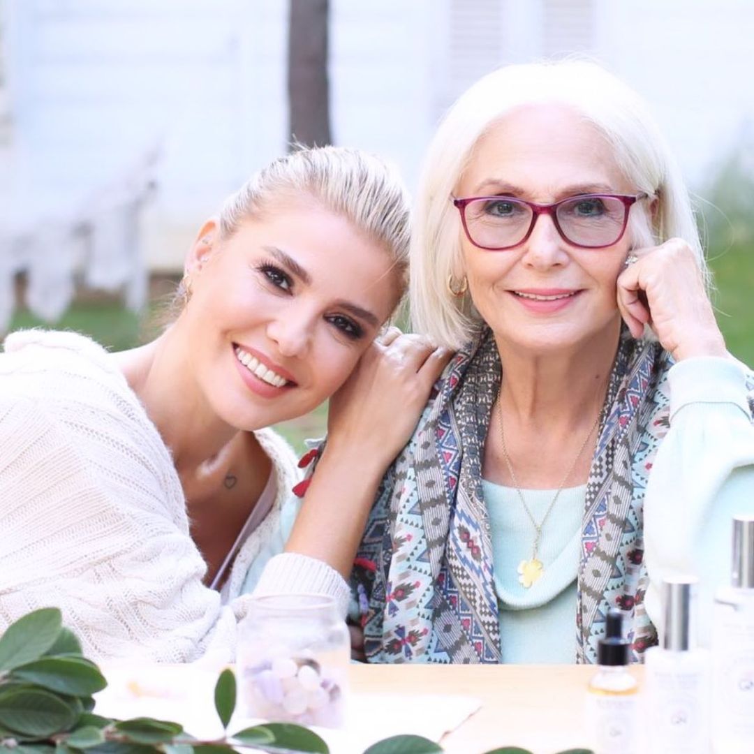 gefcpariii's tweet photo. #8Mayıs Anneler günününz kutlu olsun @gulbenergen 😍💙🌸 https://t.co/XI6bcLOEWc