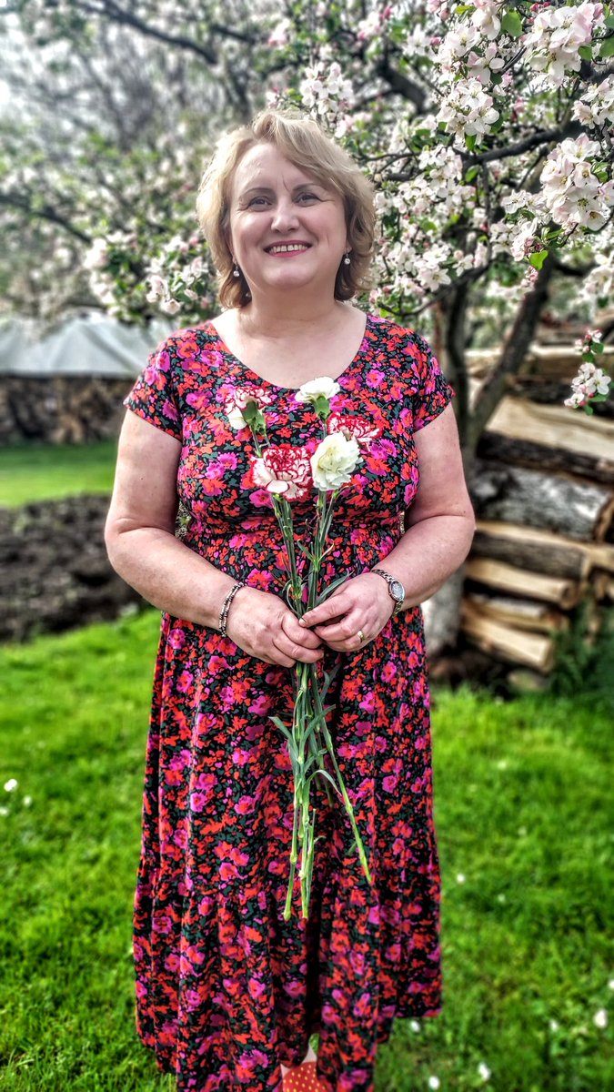 PavlaGolasowska's tweet photo. Všechno nejlepší k nadcházejícímu svátku  Dne matek všem maminkám. Nad kolébkou dětí tvoříte velké dějiny budoucího světa. Děkuji za vaši lásku,  trpělivost a starostlivost. Užijte si svátek v kruhu svých blízkých. https://t.co/v68wBrFjzS