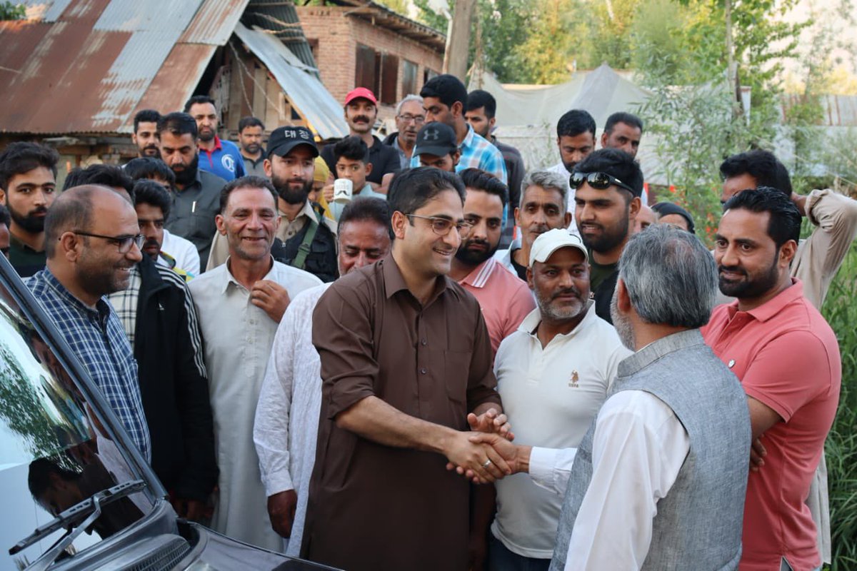 Junaid_Mattu's tweet photo. Had a great interaction with my senior functionaries and my beloved workers at Latti Mohalla, Mir Behri Dal today. https://t.co/9vUhjsxSkJ