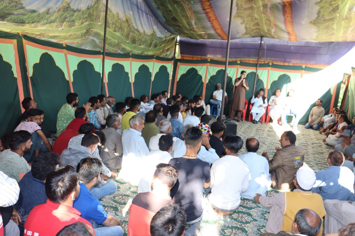 Junaid_Mattu's tweet photo. Had a great interaction with my senior functionaries and my beloved workers at Latti Mohalla, Mir Behri Dal today. https://t.co/9vUhjsxSkJ
