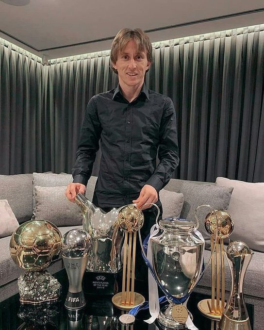 VraiMerengue's tweet photo. Luka Modric est le seul joueur de l'histoire à avoir remporté la même année:

•Le Ballon d'Or.
•Le trophée du meilleur joueur FIFA.
•Le trophée du meilleur joueur de l'UEFA.
•Le trophée du meilleur joueur de la Coupe du Monde.

LEGENDE ❤️👏👑 https://t.co/gLY9YQ902b