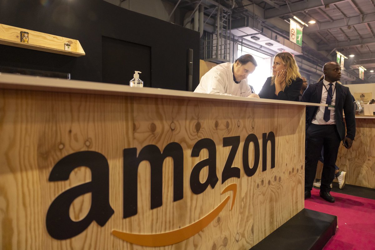 AmazonNewsFR's tweet photo. Le chef pâtissier @Conticini_Team était présent ce samedi au stand Cuisine et Vins, sponsorisé par la Boutique des Producteurs, pour présenter ses meilleures recettes 👨‍🍳😋

#AmazonFoireDeParis https://t.co/004DgWcSu9
